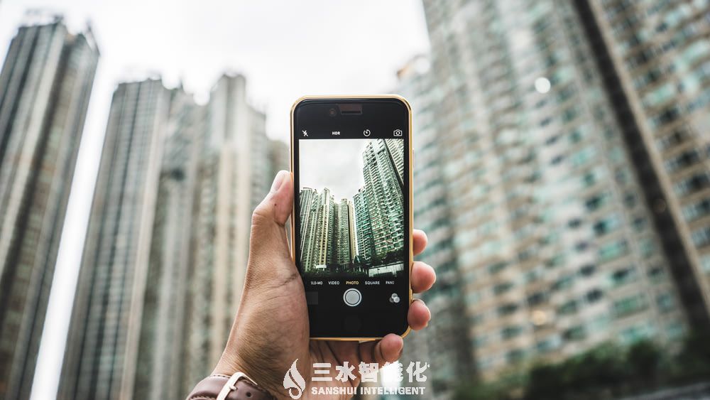 目前建筑能耗監(jiān)測存在哪些問題?該如何完善?(圖1) person using smartphone taking picture of building.jpg